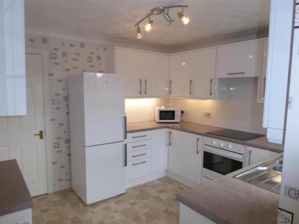 MODERN FITTED KITCHEN