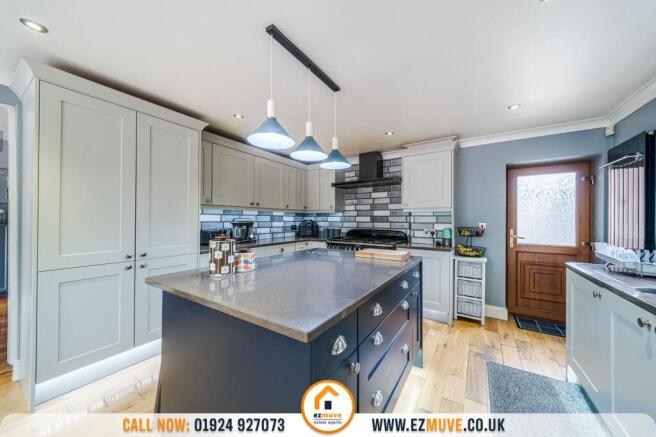 5 bed Detached for sale Image 8