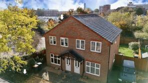 7, Holt Row, Bedford MK42 9AT