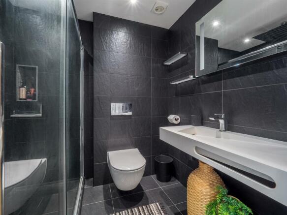 bed 5 ensuite (ground floor)