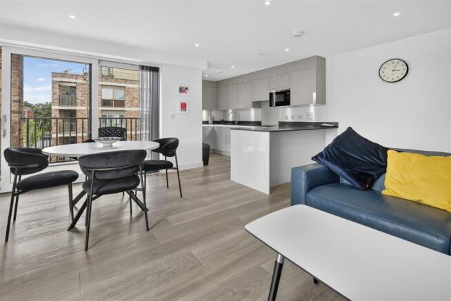 2 bed Apartment for sale Image 4