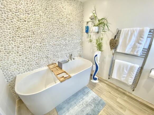 Ensuite to Bedroo...