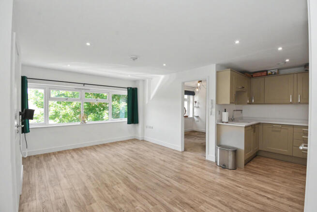 Flat 6, Unit 2, Station Court, Bourne End SL8 5YQ