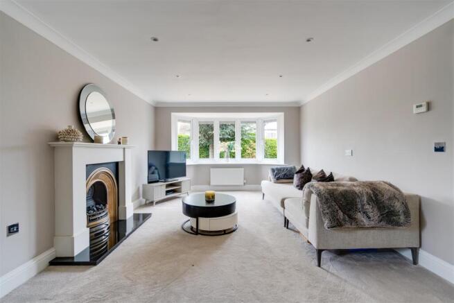 5 bed Detached for sale Image 7
