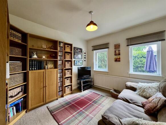 5 bed Detached for sale Image 11