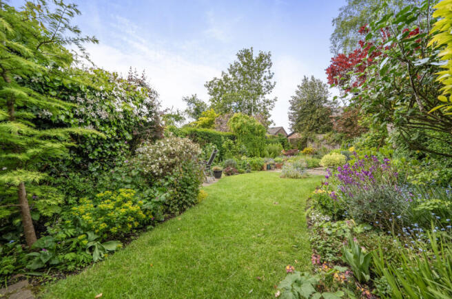 5 bed Detached for sale Image 9