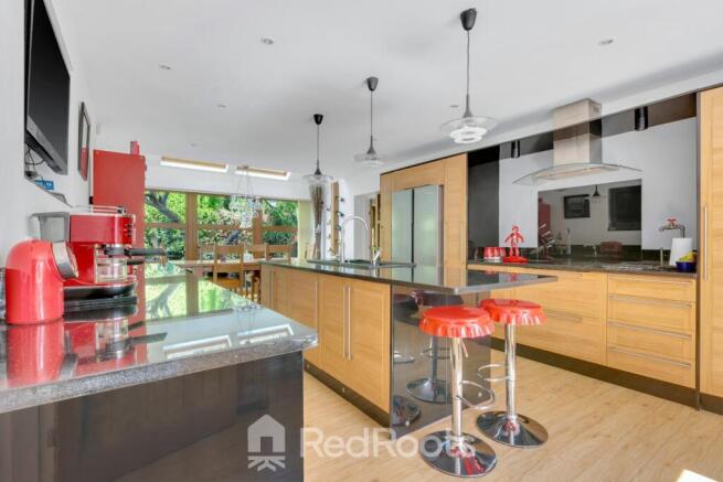 4 bed Detached for sale Image 9