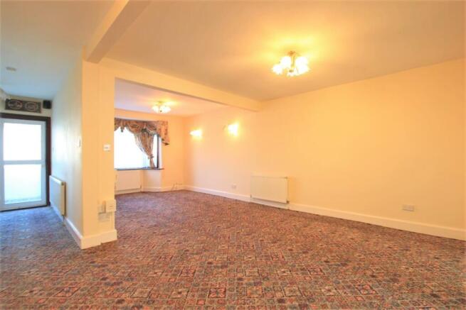 'L' Shaped Through Lounge