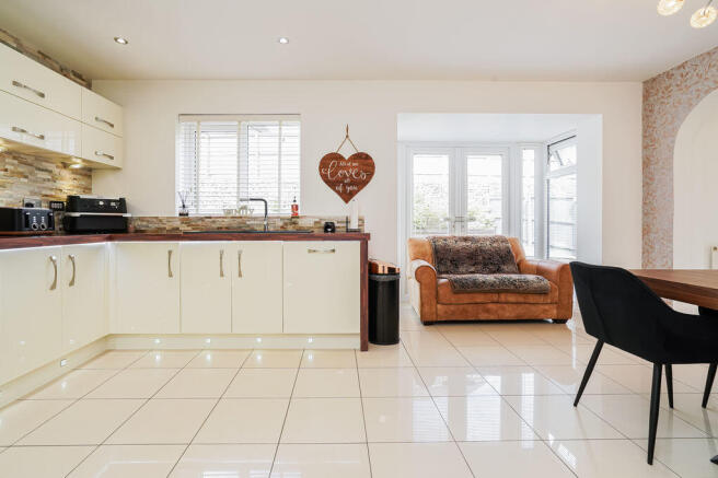4 bed Detached for sale Image 6