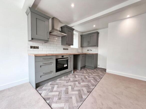 2 bed Terraced to rent Image 4