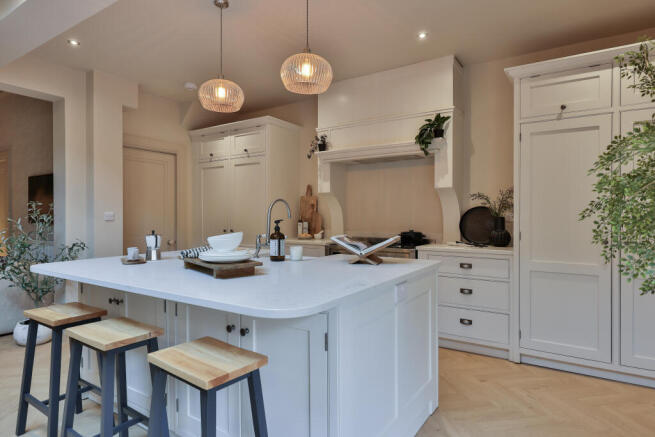 5 bed Town House for sale Image 4