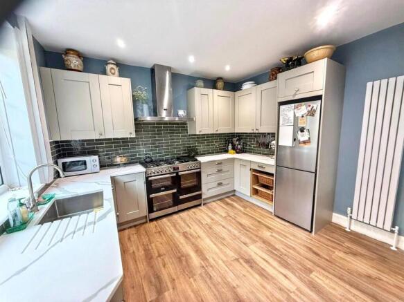 4 bed Semi-Detached for sale Image 8