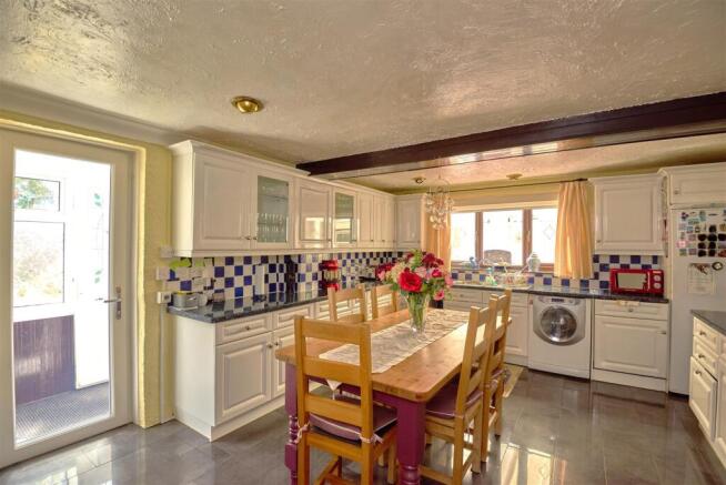 Kitchen 2.jpg
