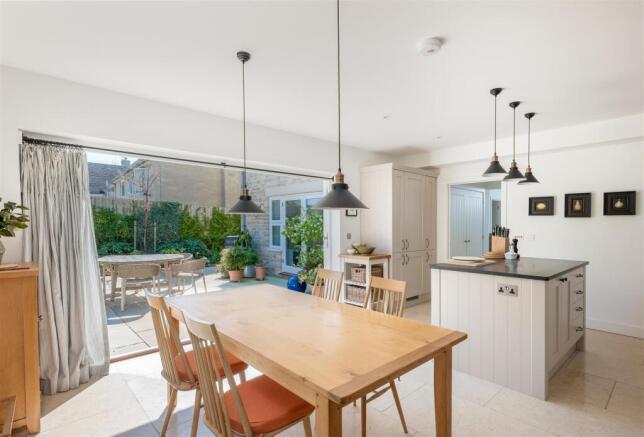 4 Elmstead Court-5.jpg