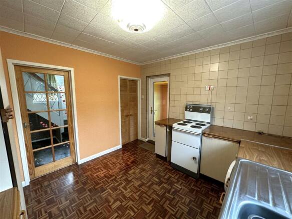 Spacious Kitchen 286