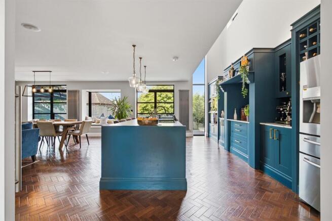 5 bed Detached for sale Image 6