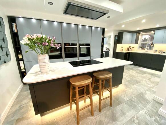 KITCHEN/CONSERVATORY/FAMILY ROOM