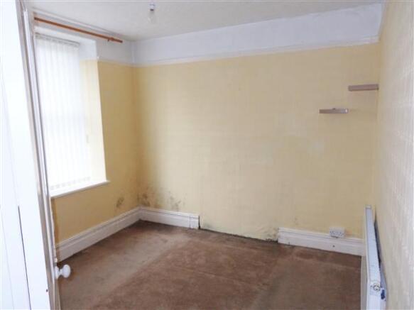 FRONT SITTING ROOM :