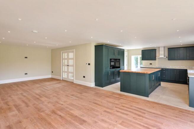 4 bed House for sale Image 7