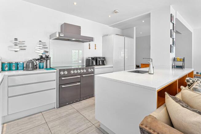 5 bed Detached for sale Image 7