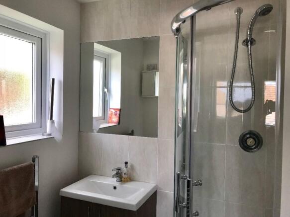 EN-SUITE SHOWER