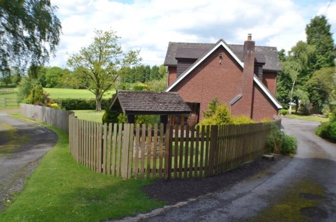 Driveway to house an