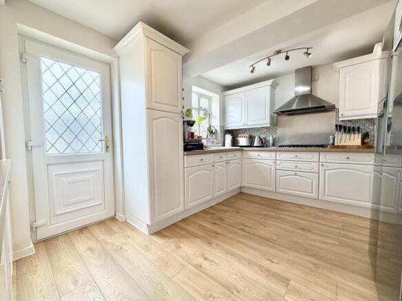 3 bed Semi-Detached for sale Image 8