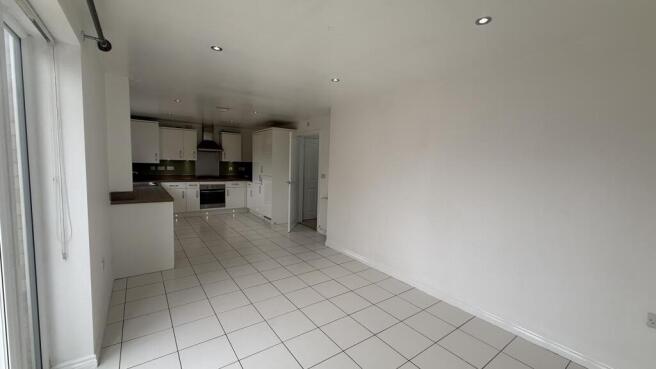 4 bed Detached to rent Image 4
