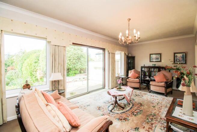 5 bed Detached for sale Image 8