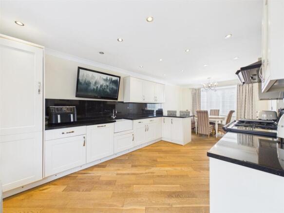 5 bed Detached for sale Image 4