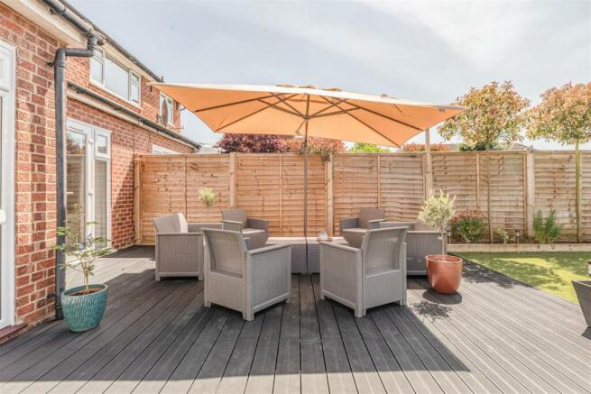 10 Pretoria Road, Chertsey, KT16 9LN - 5.jpg