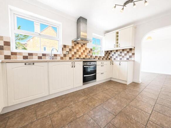 Nightingale Close, Rayleigh, Essex, SS6 photo 4