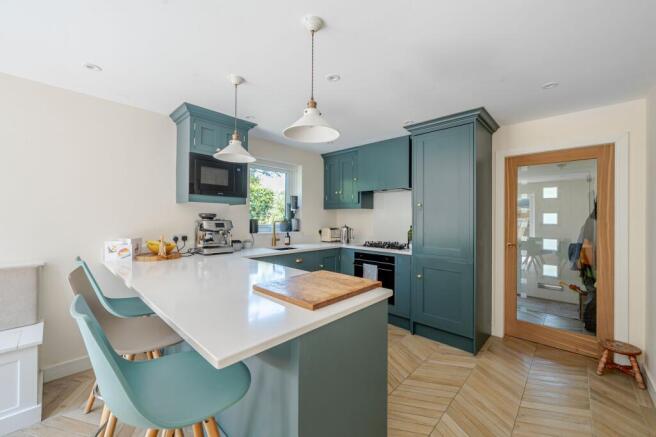 4 bed Semi-Detached to rent Image 7