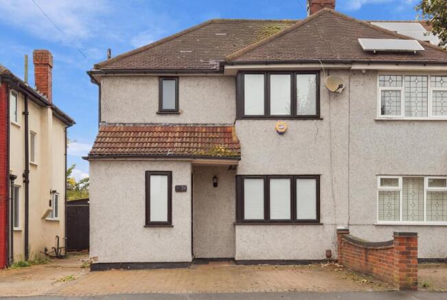 Lancaster Drive, Hornchurch, RM12 5ST photo 2