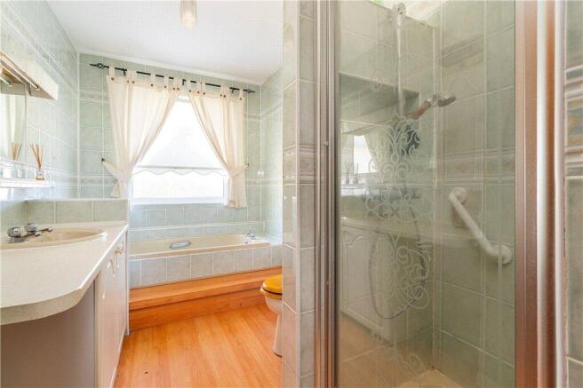 5 bed Bungalow for sale Image 11