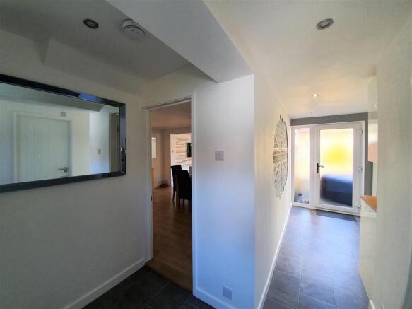 4 Chatsworth Crescent - inner hallway.jpg