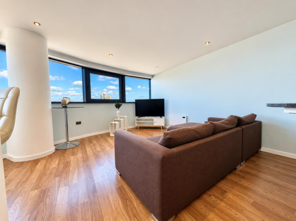 Open Plan Living Room / Dining Area / Kitchen: