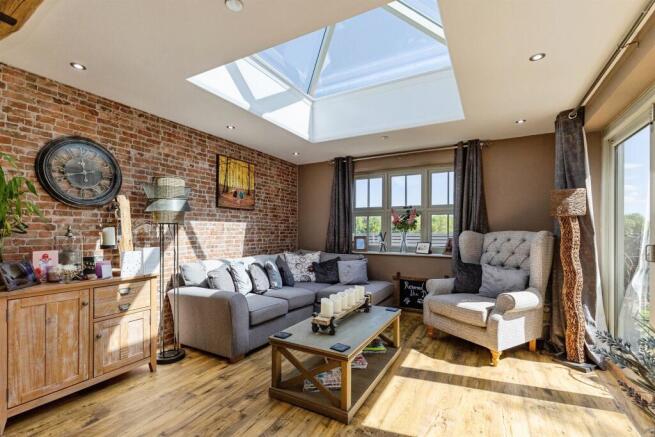 4 bed Detached for sale Image 5