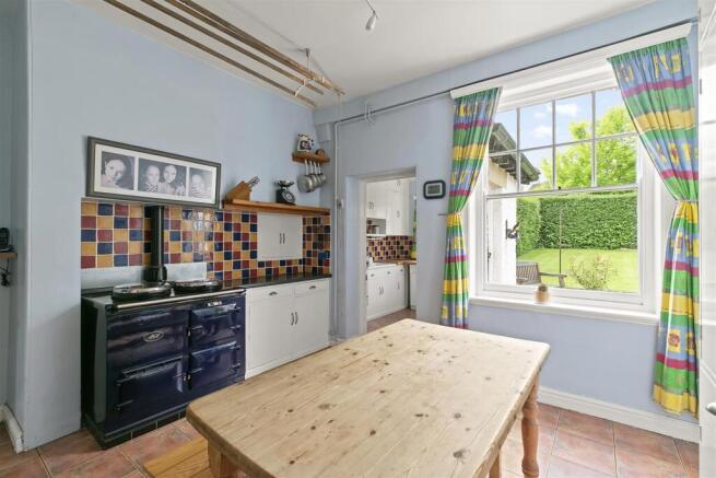 6 bed Semi-Detached for sale Image 8