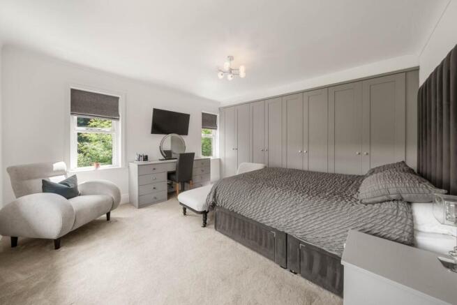 5 bed Detached for sale Image 11