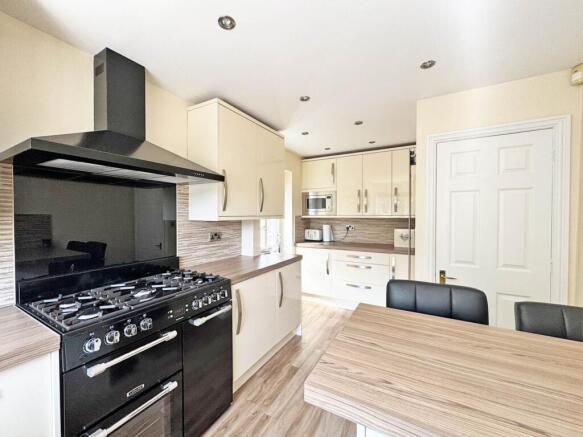 4 bed Detached for sale Image 6