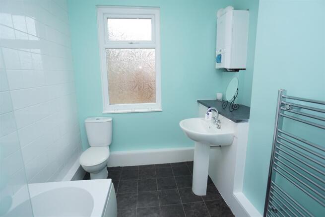 2 bed Terraced to rent Image 6
