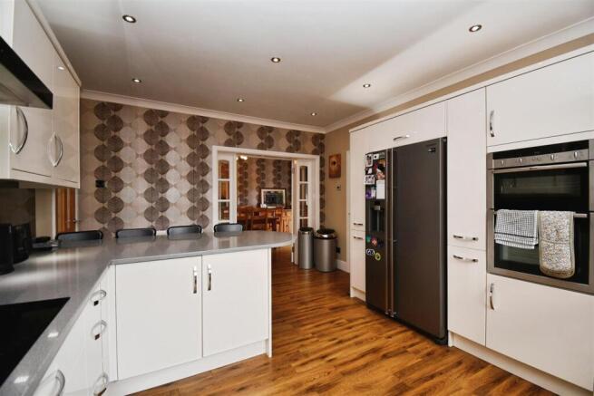 4 bed Semi-Detached for sale Image 10