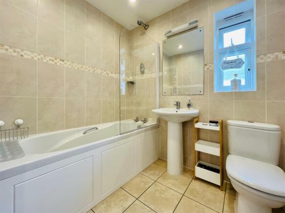 8 Fourview Close 12.JPG