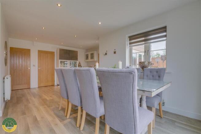 5 bed Detached for sale Image 8