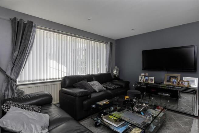 5 bed Detached for sale Image 7