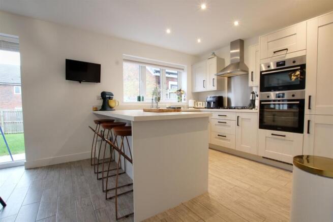 4 bed Detached for sale Image 8