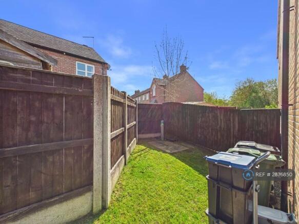 Side Garden And Bin Storage