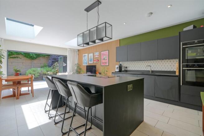 5 bed Detached for sale Image 4