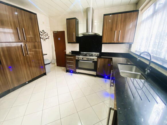 5 bed Semi-Detached for sale Image 9